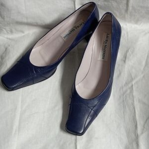 ❤️LAURA MAGNANNI Navy Embroidered Leather Pumps SZ 38 1/2 8.5